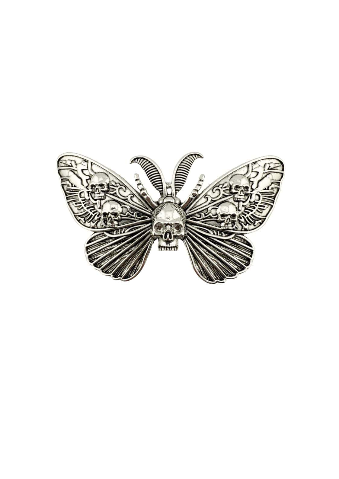 Silberne skulptur einer schmetterlingsbrosche skull moth aus metall im gotischen horror stil